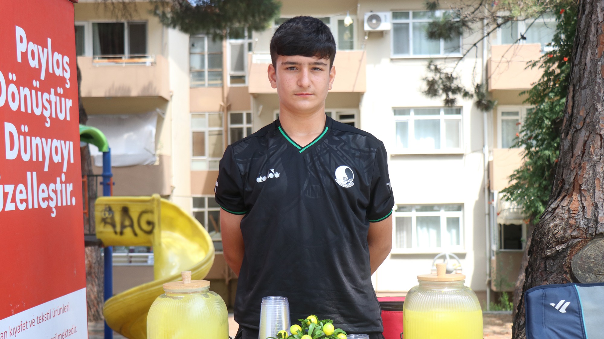 Sakarya'nın Serdivan ilçesinde yaz tatilini çalışarak değerlendiren 14 yaşındaki Buğra
