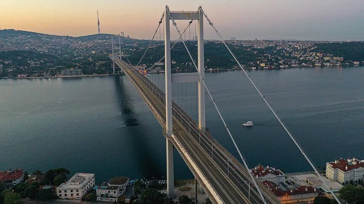 İstanbul'da 15 Temmuz Şehitler Köprüsü, "Asırlık Gece" belgesel dizi projesinin