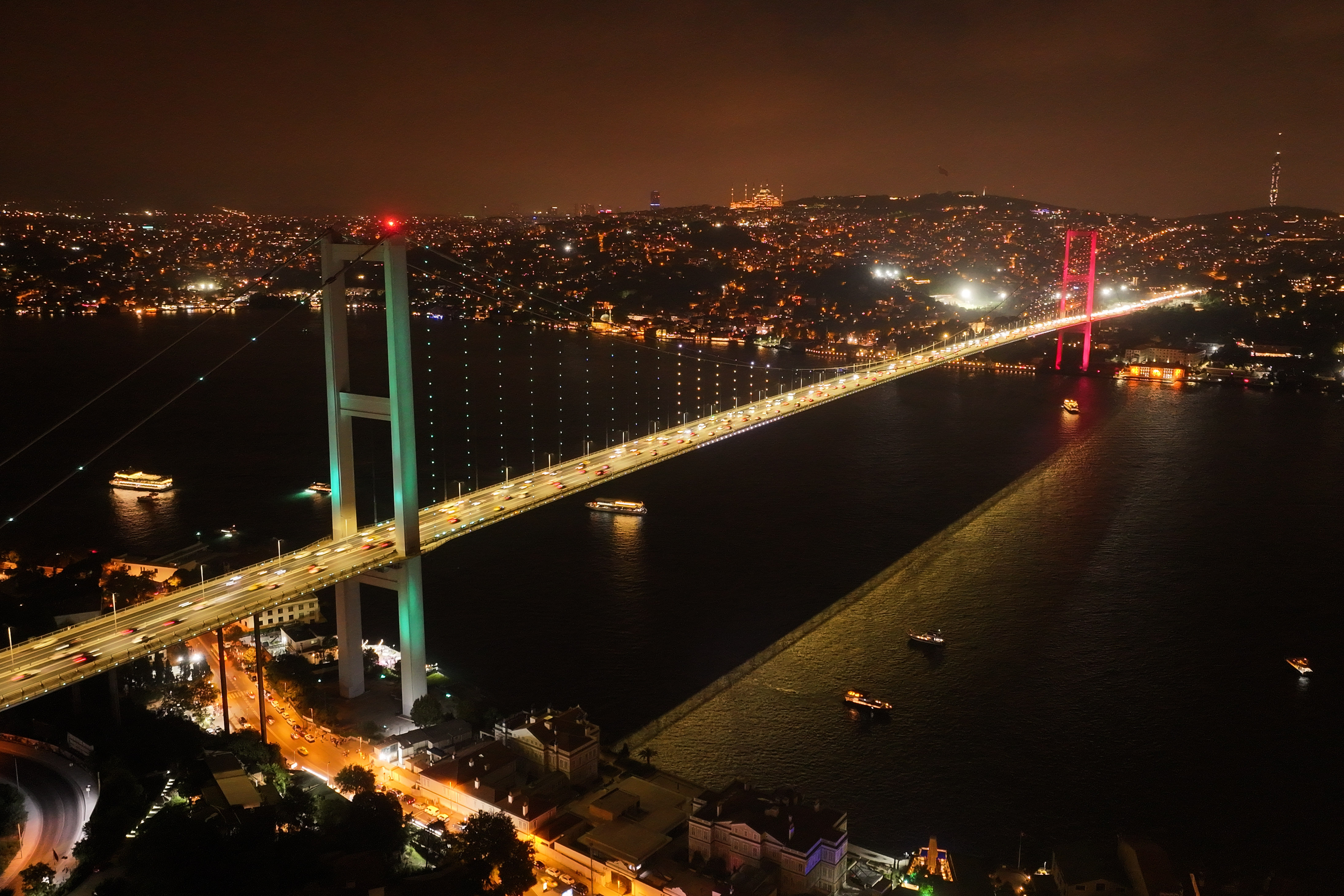 İstanbul'un simge yapılarından 15 Temmuz Şehitler Köprüsü Mekke Ortak Savunma