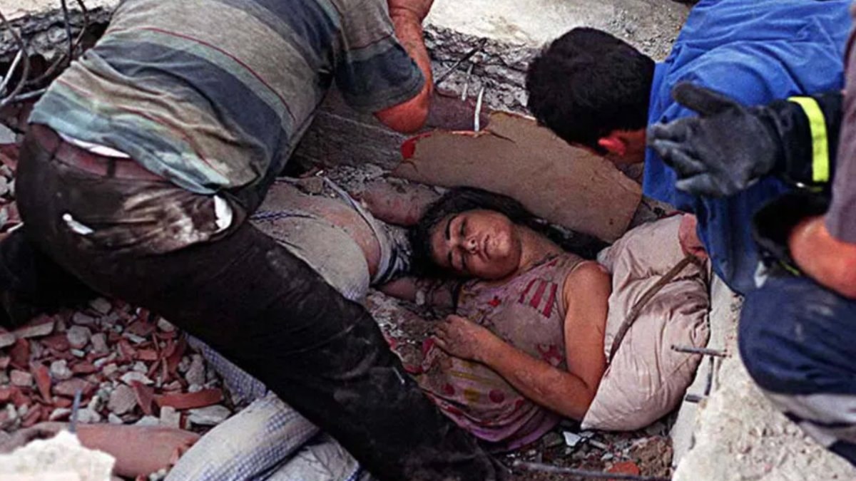 7.4 büyüklüğündeki Marmara Depremi'nin üzerinden 27 yıl geçerken, deprem zamanı
