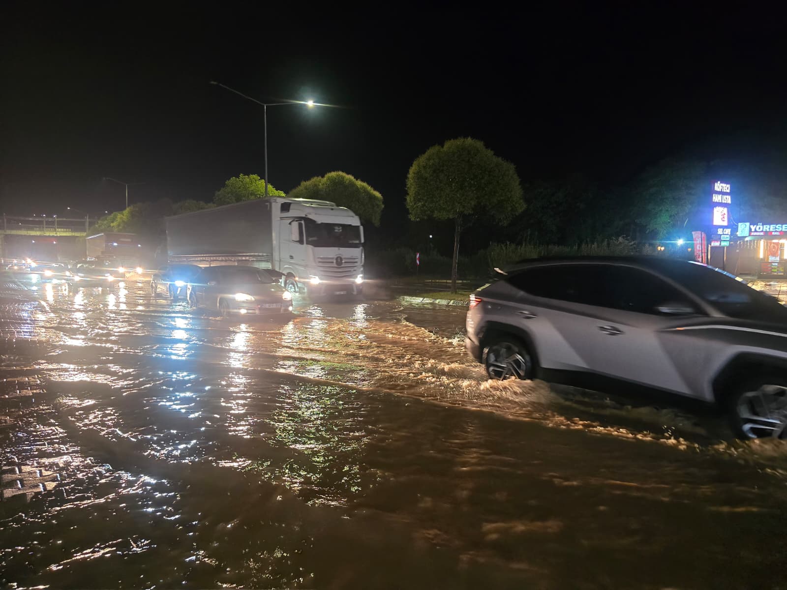 Karadeniz Bölgesi'nde sağanak nedeniyle su baskınları ve toprak kaymaları meydana