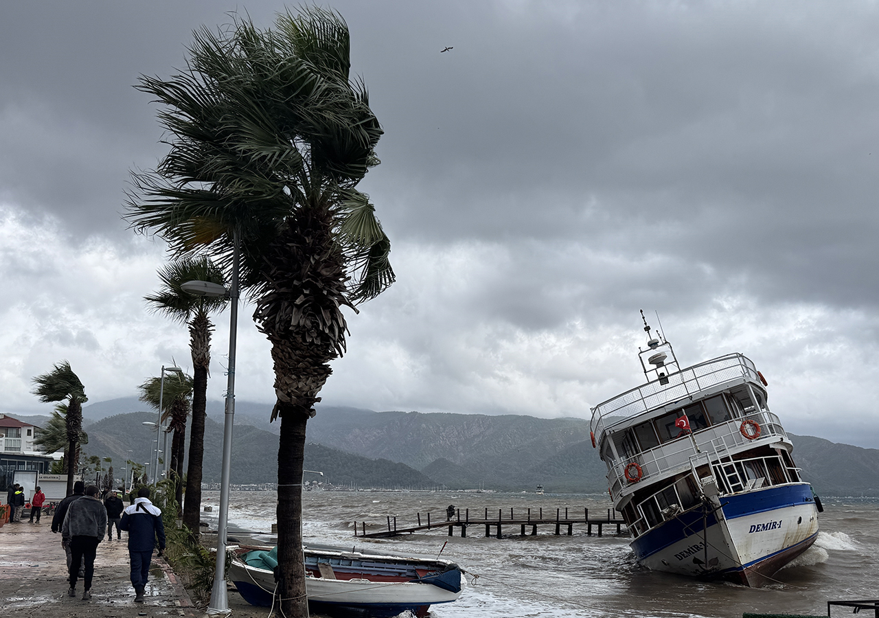 Olumsuz hava koşullarının etkili olduğu Karadeniz kıyısındaki 4 kentte 2