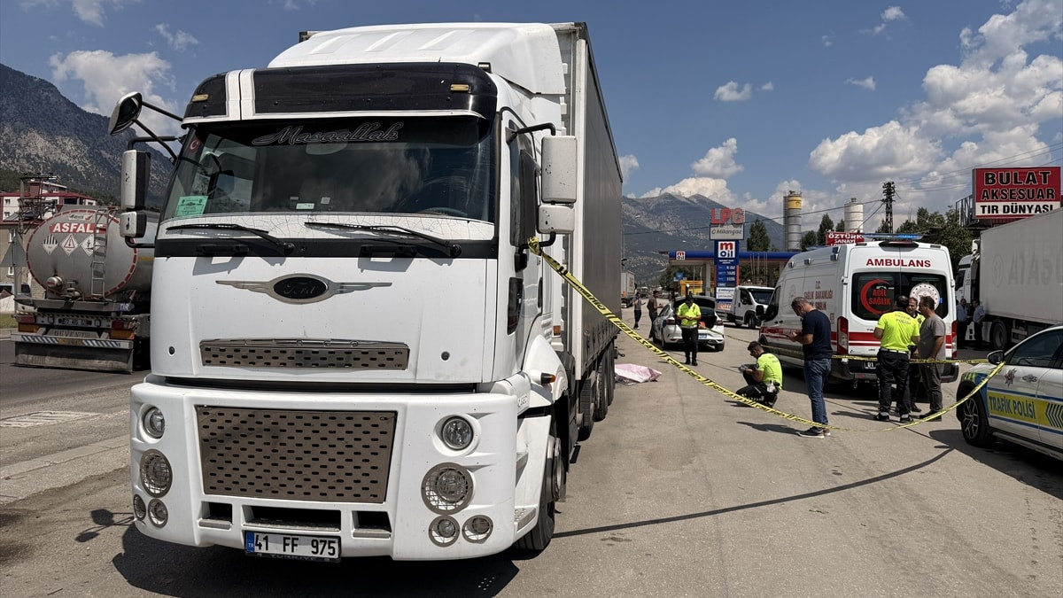 Adana Pozantı'da oto sanayi sitesinde dorsedeki lamba arızasının giderilmesini bekleyen