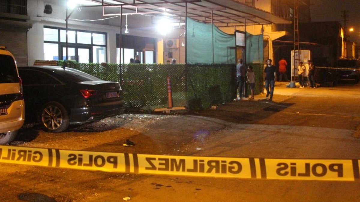 Adana'da kapüşonlu şüpheli tarafından kahvehaneye düzenlenen silahlı saldırıda 3 kişi