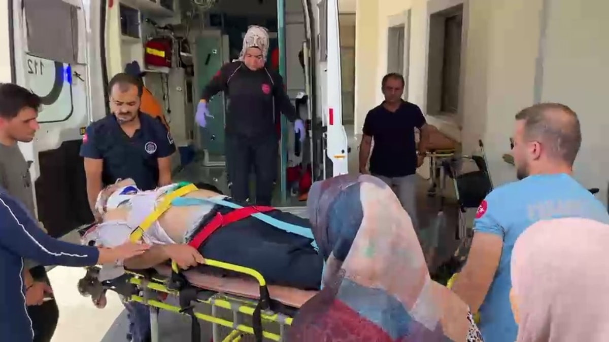 Adıyaman Besni'de iki otomobilin çarpıştığı kazada 1'i çocuk, 4 kişi