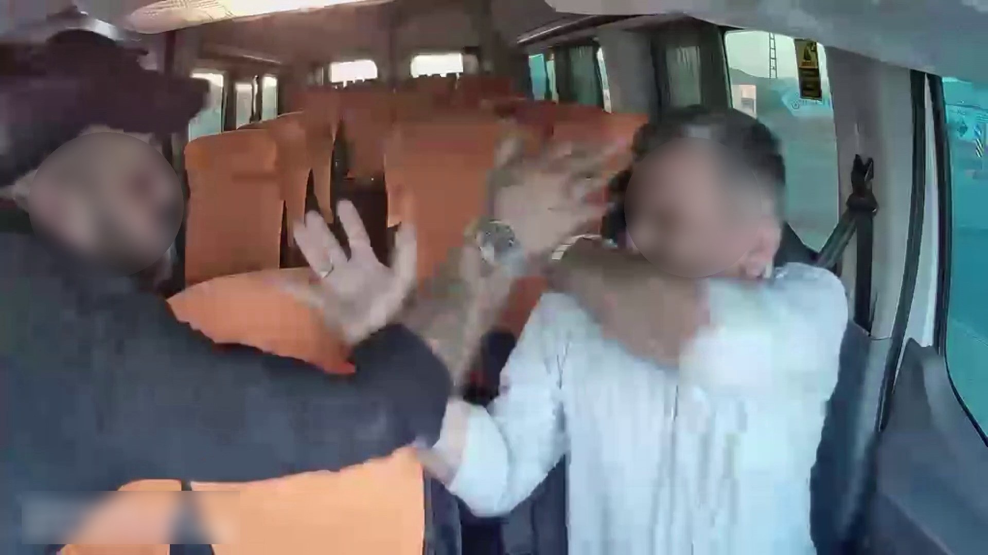 Adıyaman’da, iki şahıs yol verme meselesi yüzünden durdurdukları minibüs sürücüsünü