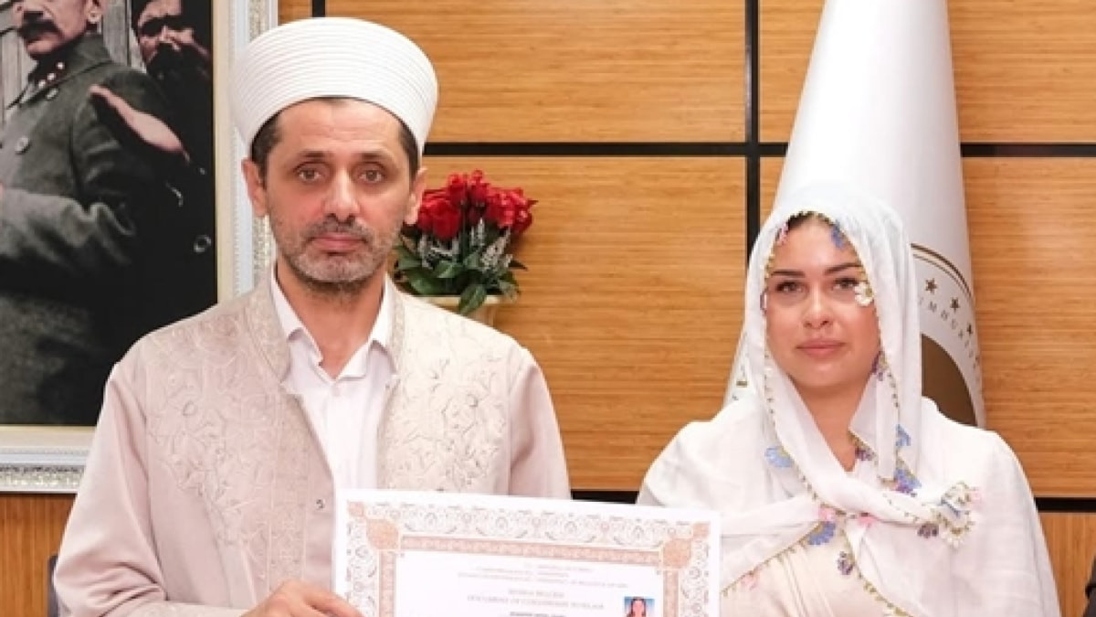 Almanya vatandaşı Jennifer Javad İslamiyet'i seçti. 'Nisa' ismini alan Javad