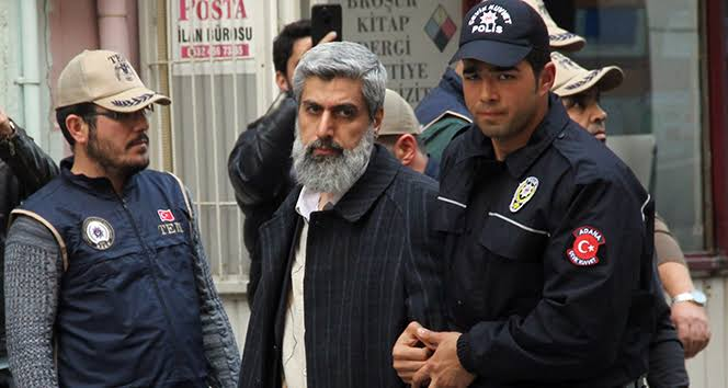 Adana'da Furkan Vakfı Kurucu Başkanı Alparslan Kuytul'un evinde polis ekipleri