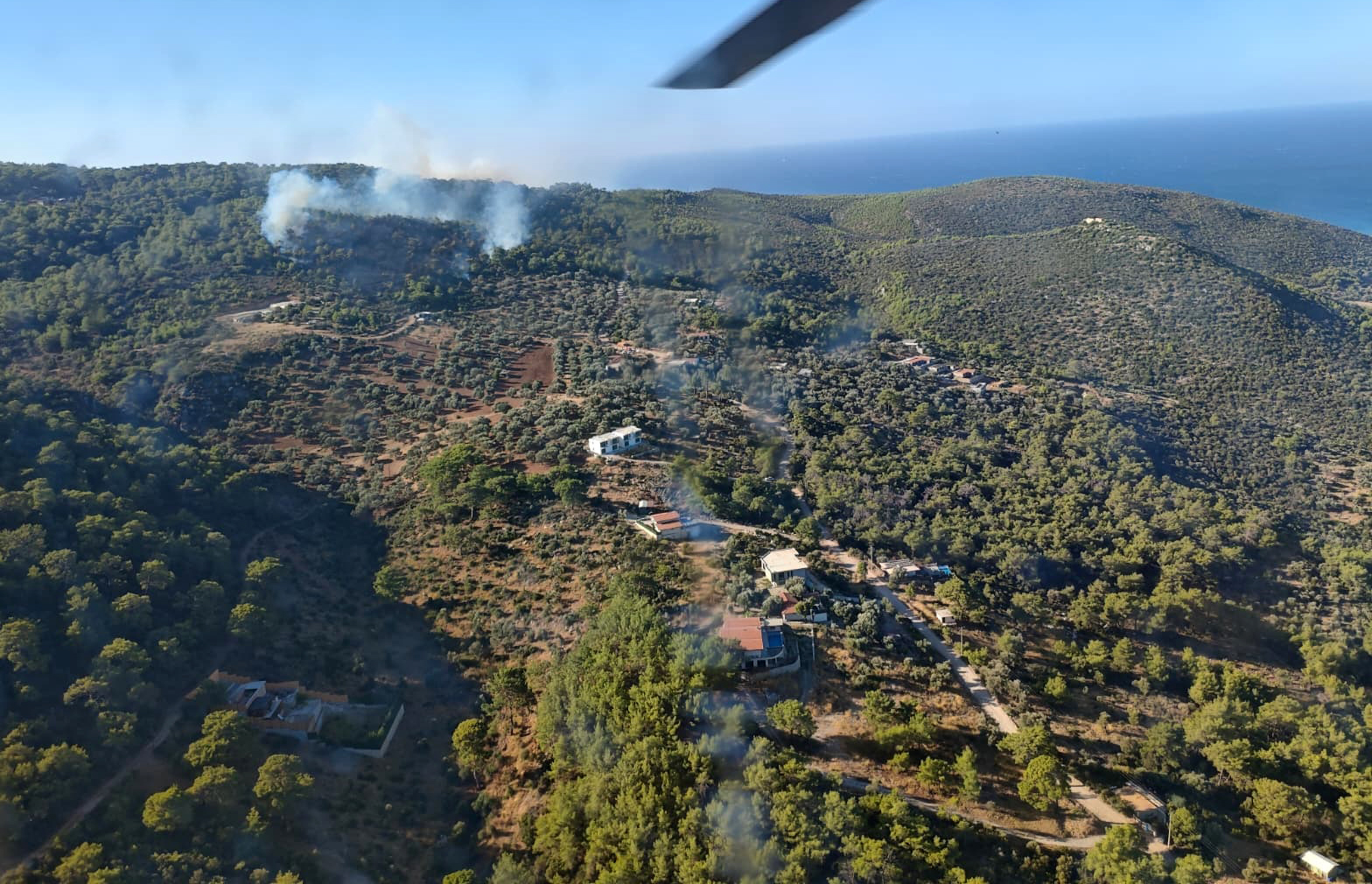 Antalya'nın Kaş ilçesinde orman yangını çıktı. Alevlere havadan ve karadan