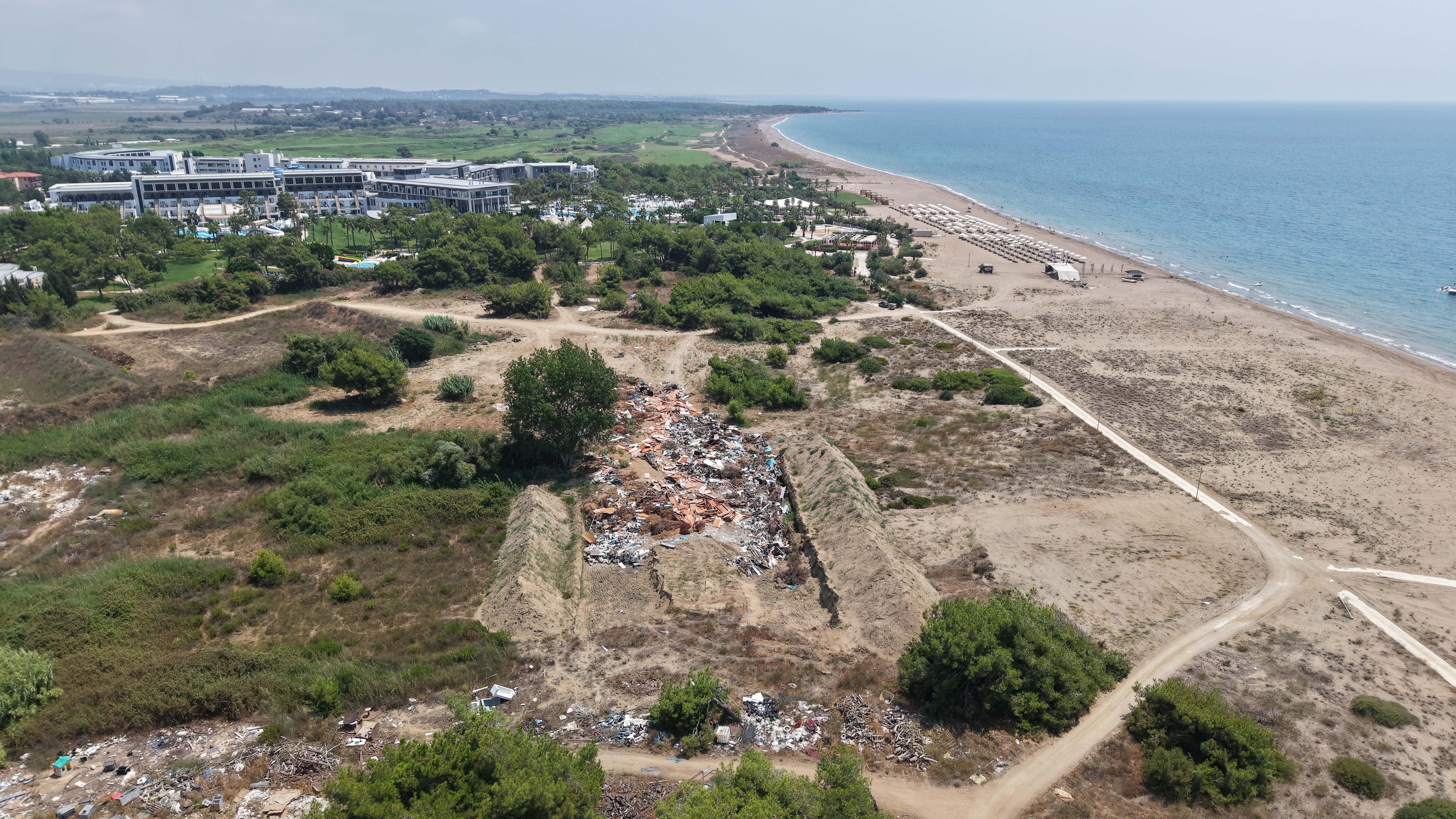 Antalya'da kumsalda atık biriktirerek çevre kirliliğine neden olan beş yıldızlı