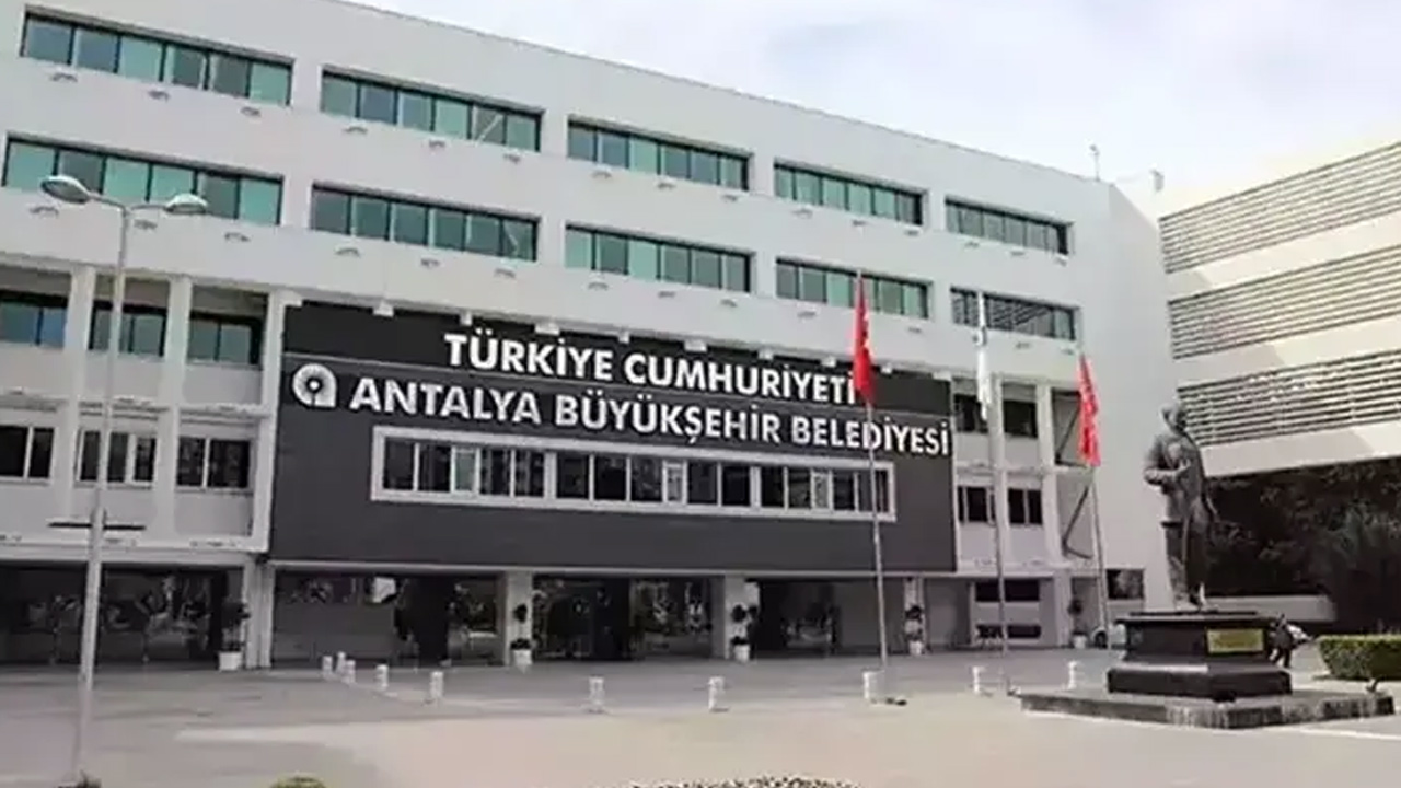 Antalya Büyükşehir Belediyesi'ne yönelik yolsuzluk suçlamasıyla sürdürülen soruşturmada iki kişi