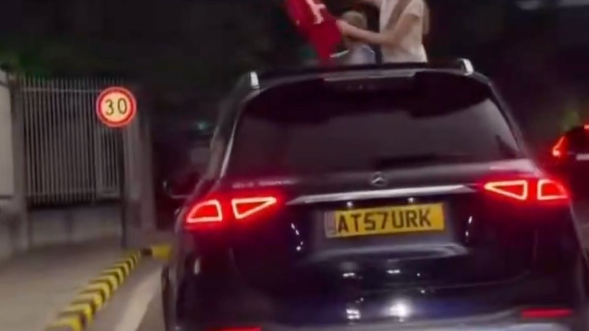 İngiltere’de yaşayan Türk vatandaşının, Atatürk plakalı aracıyla Türkiye’ye giriş yaptığı