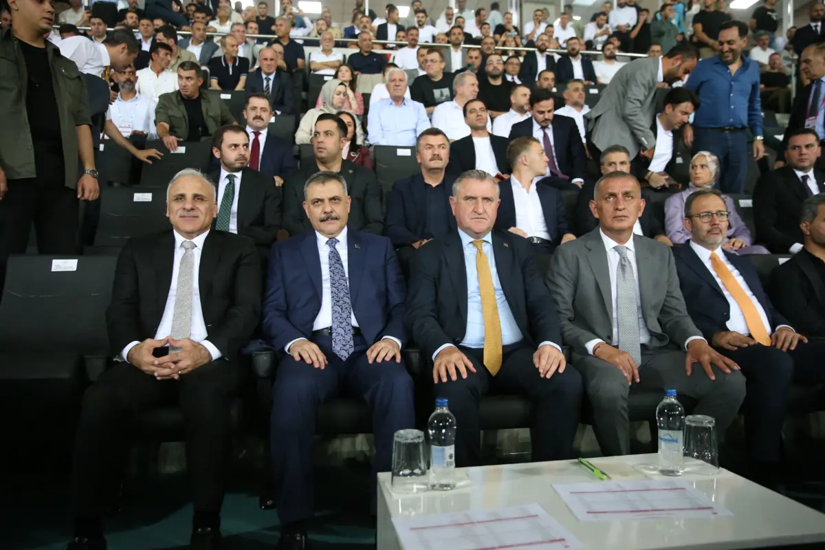 Bakanlar ve TFF Başkanı Amedspor-Erzurumspor maçını tribünden izledi.