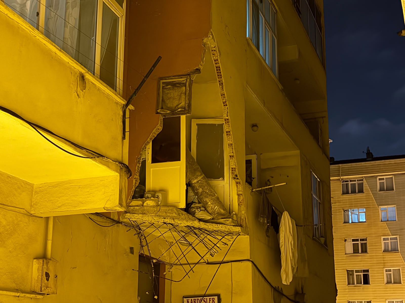 İstanbul'da 5 katlı binanın balkonunda çökme meydana geldi. Tahliye edilen
