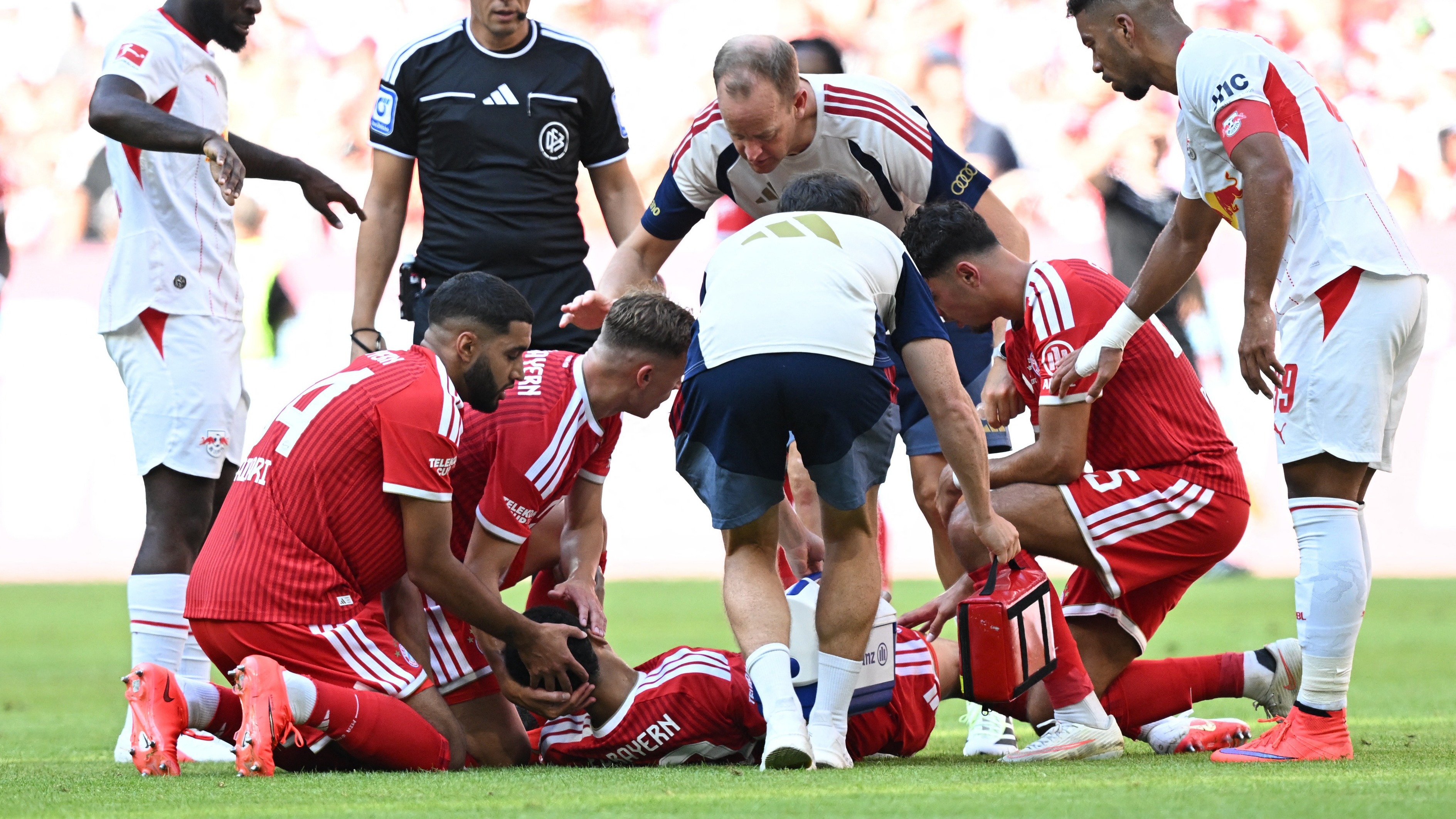 Bayern Münih'in dünyaca ünlü futbolcusu Jamal Musiala, takımının oynadığı hazırlık