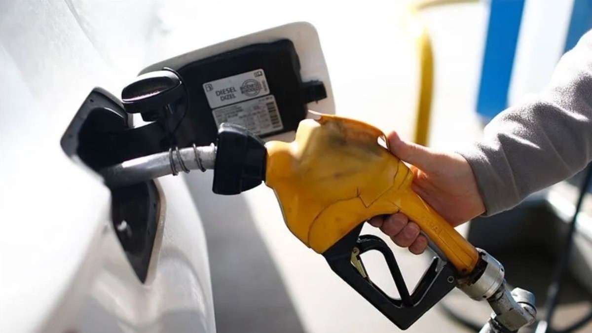 Benzine dün gece pompaya yansıyan 1,06 TL’lik zammın ardından yeni