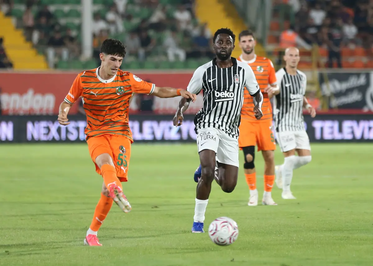 Beşiktaş, Süper Lig'de 2'de 2 yapma hedefiyle Alanya'da sahaya çıktı.