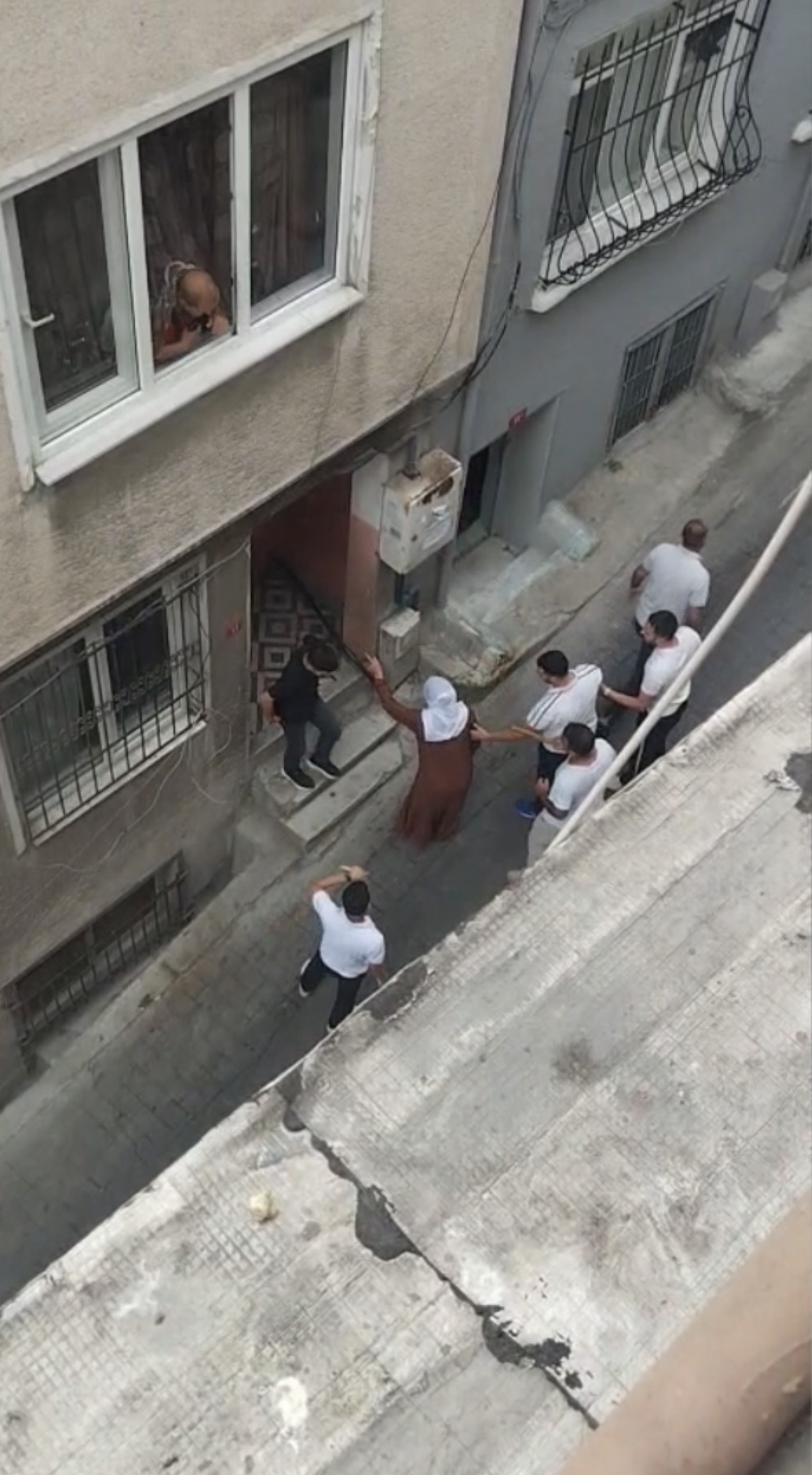 Beyoğlu’nda fön ücreti nedeniyle çıkan tartışma kavgaya dönüştü. Berber dükkanı