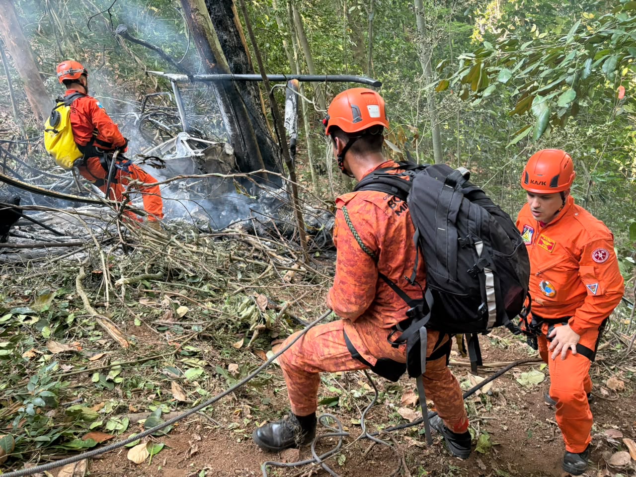 Brezilya'nın Rio de Janeiro kentinde turistleri taşıyan helikopter ormanlık alana