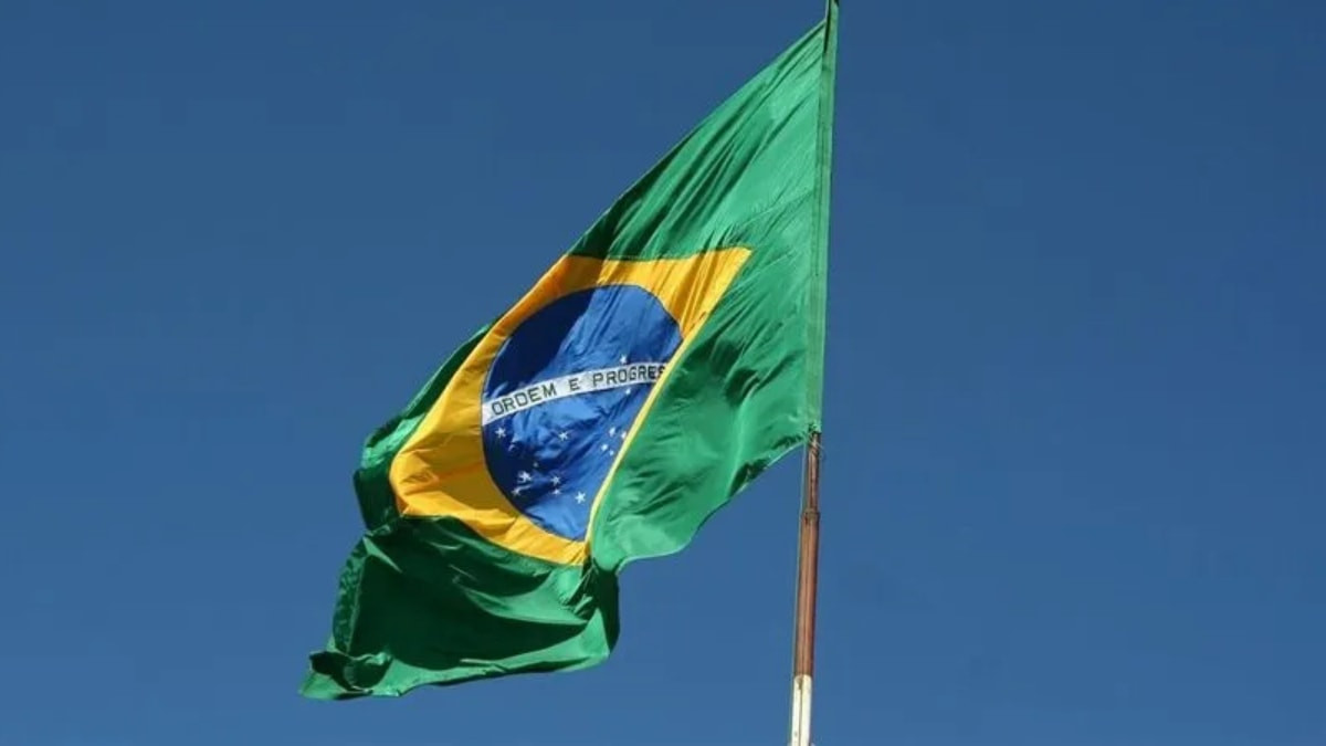 Brezilya'nın Rio de Janeiro eyaletinin dağlık bölgesinde turistleri taşıyan otobüsün