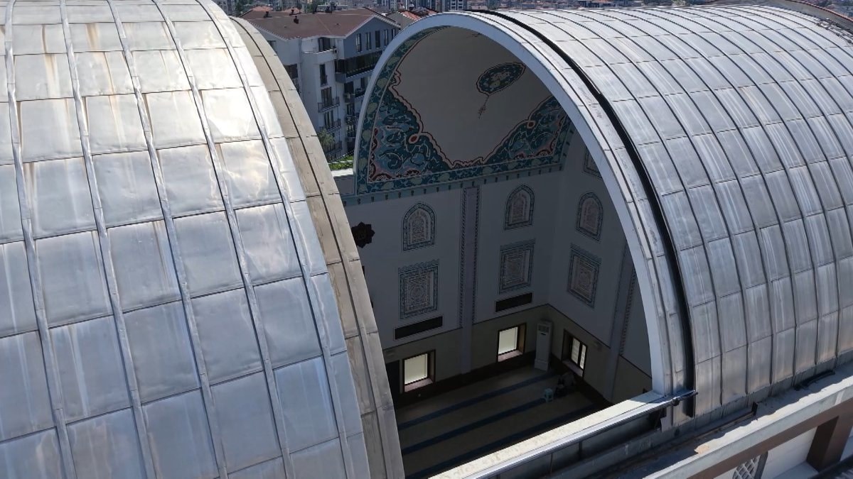 Bursa'daki Safa Camisi, açılır kapanır kubbesiyle ilgi görüyor. Cemaate daha