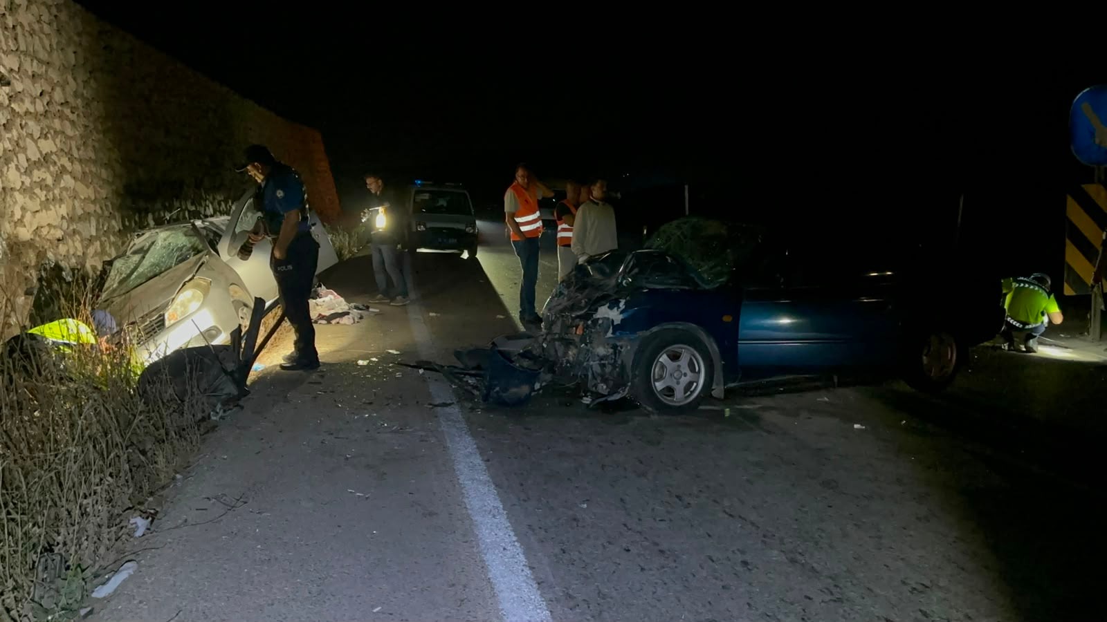 İznik'te iki otomobilin çarpıştığı kazada 2 kişi hayatını kaybetti, 6