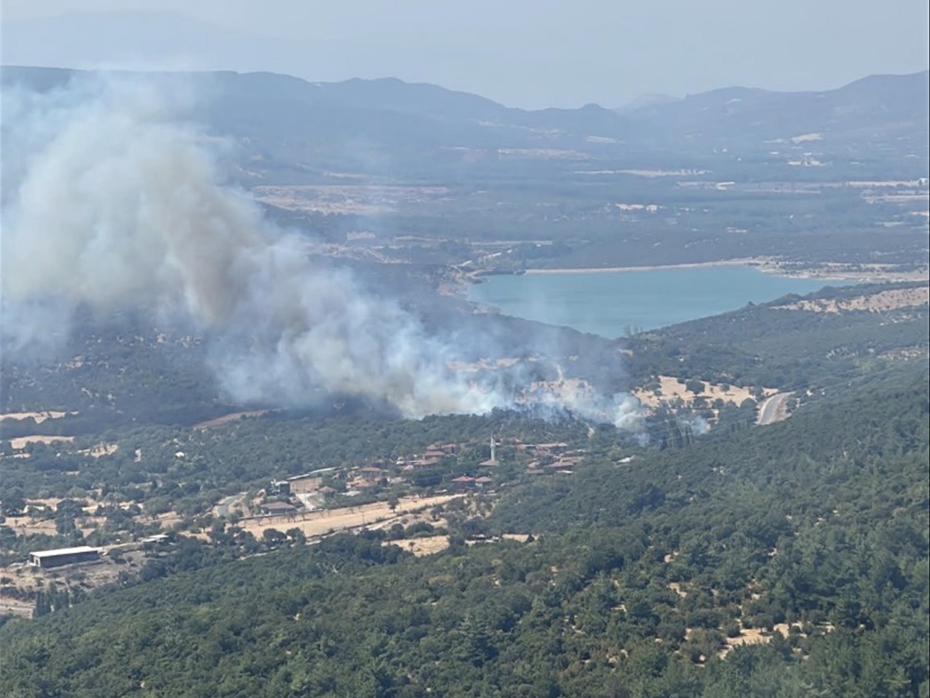 Çanakkale'nin Ayvacık ilçesinde, tarım arazisi ve meralık alanda yangın çıktı.