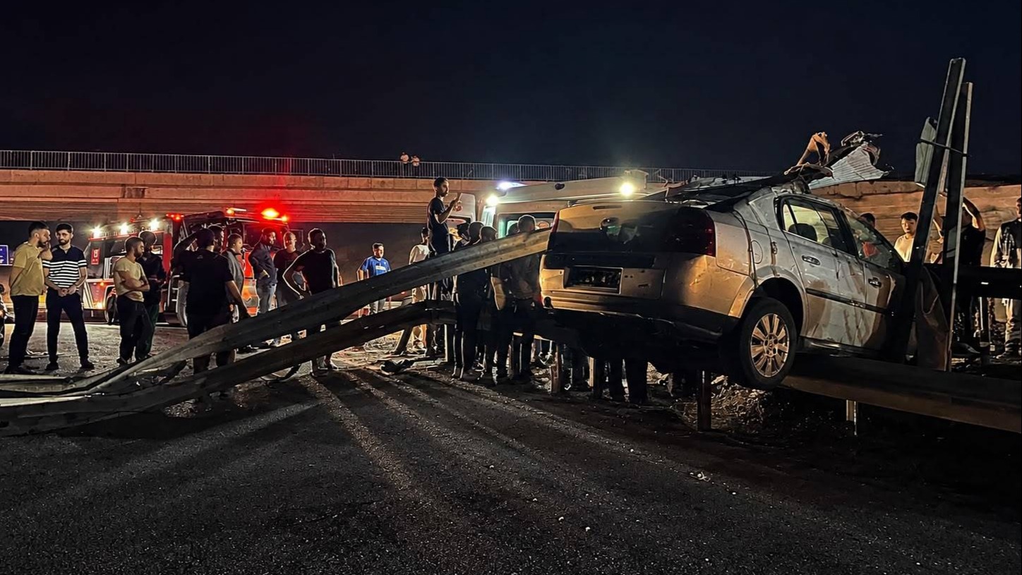 Malatya'da çelik bariyerlere çarpan otomobilin 17 yaşındaki sürücüsü, hayatını kaybetti.