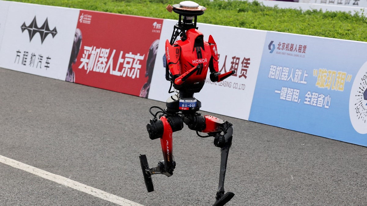 The Guardian'ın haberine göre Çin'de geliştirilen insansı robot "Lightning", 100
