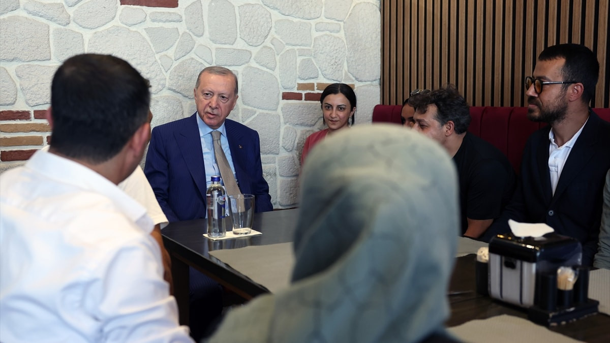 İstanbul'un Üsküdar ilçesine bağlı Çengelköy mahallesinde esnaf ziyaretinde bulunan Cumhurbaşkanı