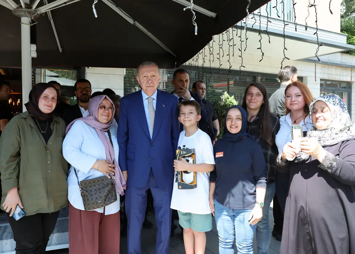 Cumhurbaşkanı Recep Tayyip Erdoğan; İstanbul'un Üsküdar ilçesinde esnaf ziyareti gerçekleştirdi,