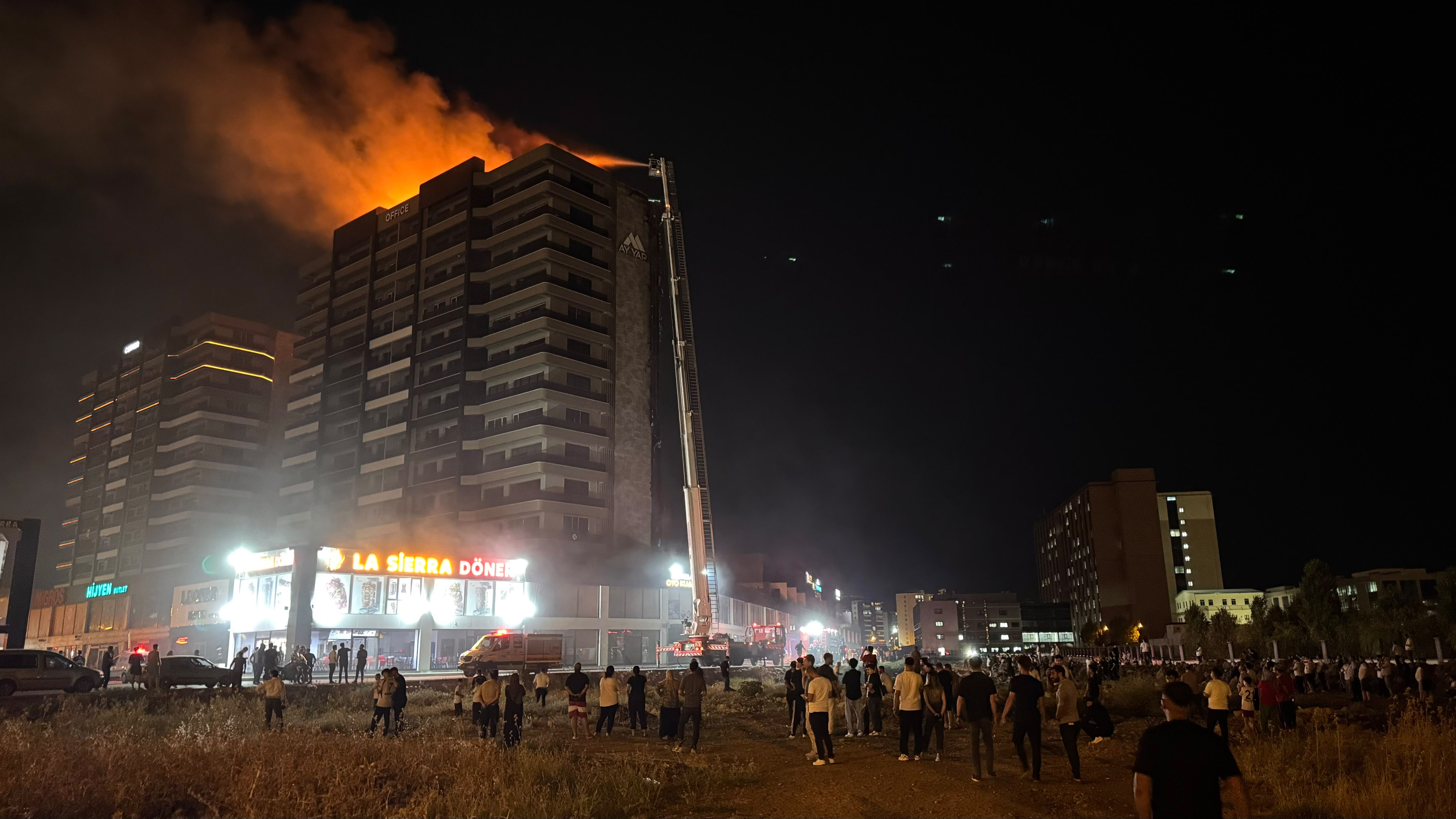 Diyarbakır'da bir plazada yangın çıktı, binasının çatısından alevler yükseldi. Yangında