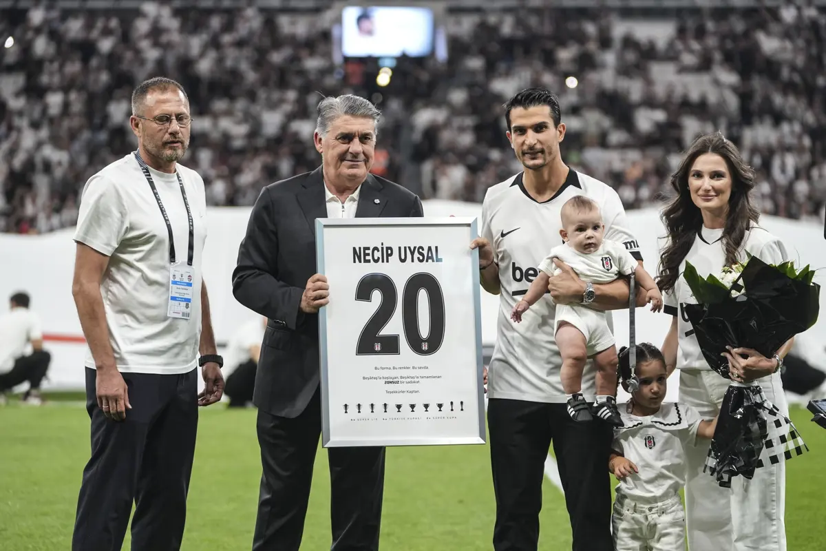 Profesyonel futbol kariyerini noktalayan Beşiktaşlı Necip Uysal için veda töreni
