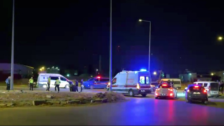 Reyhanlı'da seyir halindeki düğün konvoyunda gelin ile damadın yakınları arasında