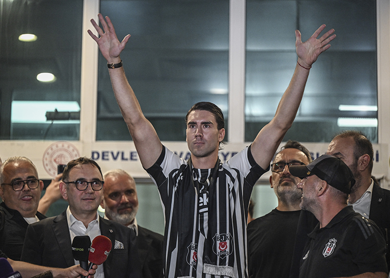 Beşiktaş, yeni transferi Dusan Vlahovic için stadyumda imza töreni düzenledi.
