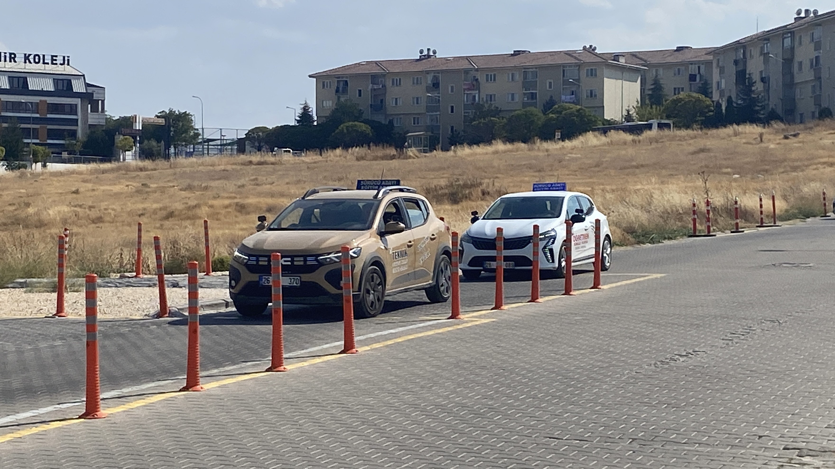 Ehliyet sınavlarında ezbere dayalı sabit parkur sistemi kaldırılıyor. Sürücü adayları,