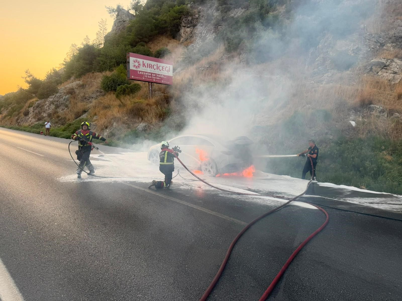 Yaklaşık 8 milyon TL değerindeki elektrikli araç, seyir halindeyken yanmaya