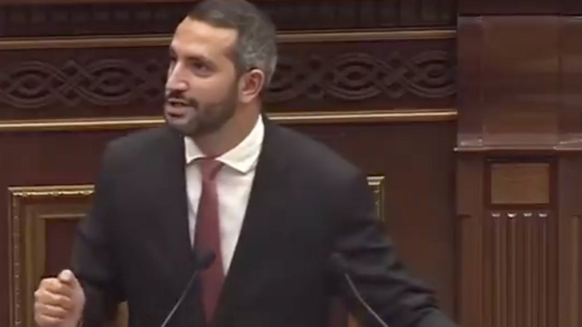 Ermenistan Meclisi Başkanı Ruben Rubinyan meclisteki konuşmasında Adana kebabını övdü.