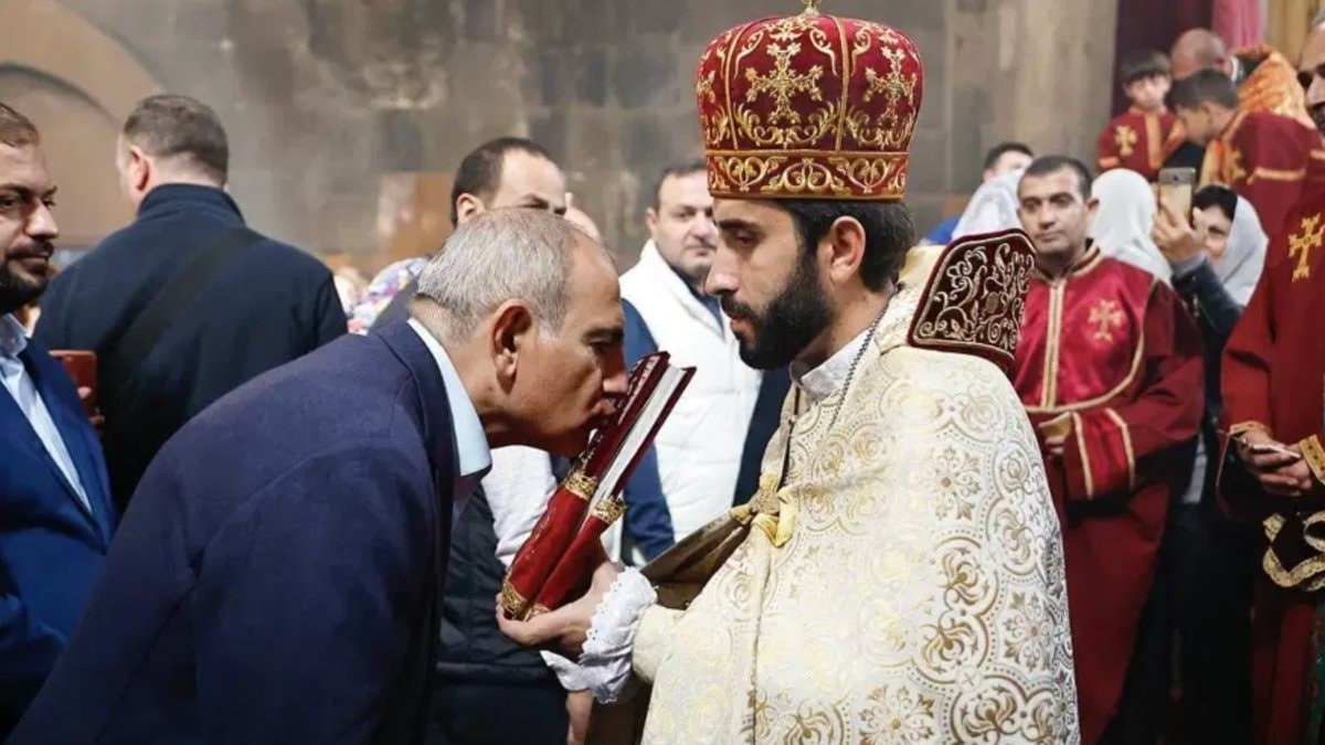 Ülkede Ermeni Apostolik Kilisesi'nin ruhani lideri Katolikos II. Karekin ile