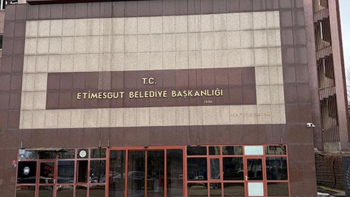 Etimesgut Belediye Başkanı Erdal Beşikçioğlu’nun tutuklanarak görevden uzaklaştırılmasının ardından belediye
