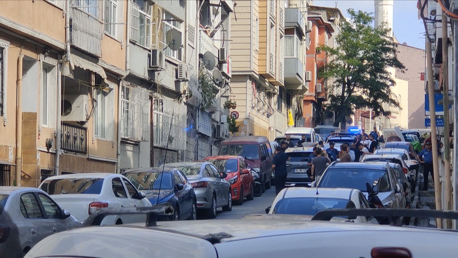 İstanbul'un Fatih ilçesinde emekli başkomiser, eşini ve kızını silahla vurarak