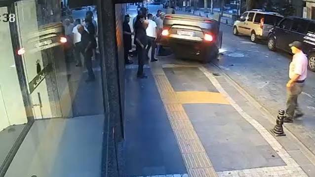 Trabzon’un Akçaabat ilçesinde park halindeki minibüse çarpıp, takla atan otomobilin