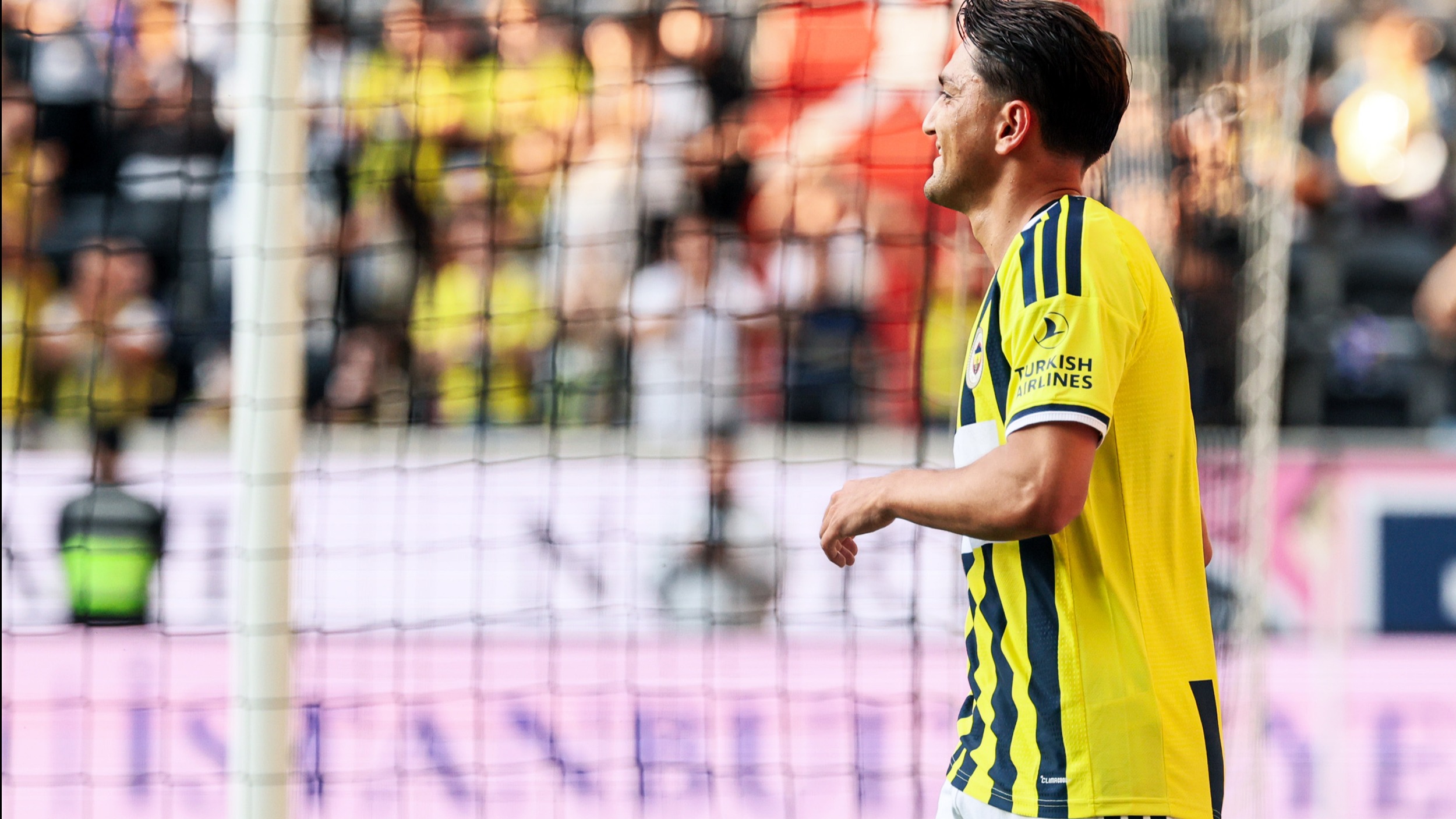 Fenerbahçe, 29 yaşındaki futbolcu Cengiz Ünder ile yollarını ayırdı.