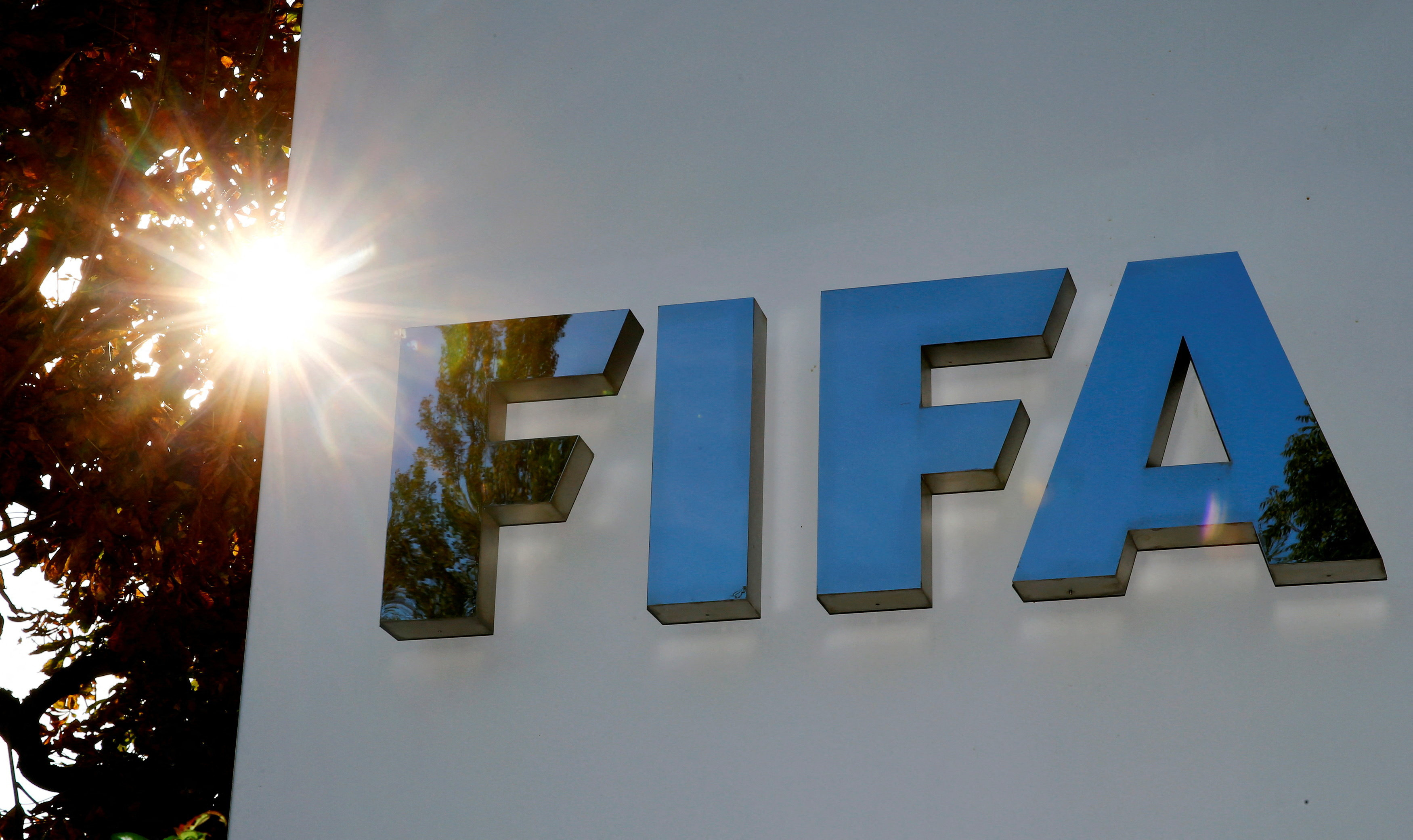 FIFA, Gençlerbirliği, Antalyaspor, Pendikspor ve Hatayspor'a transfer yasağı verildiğini açıkladı.