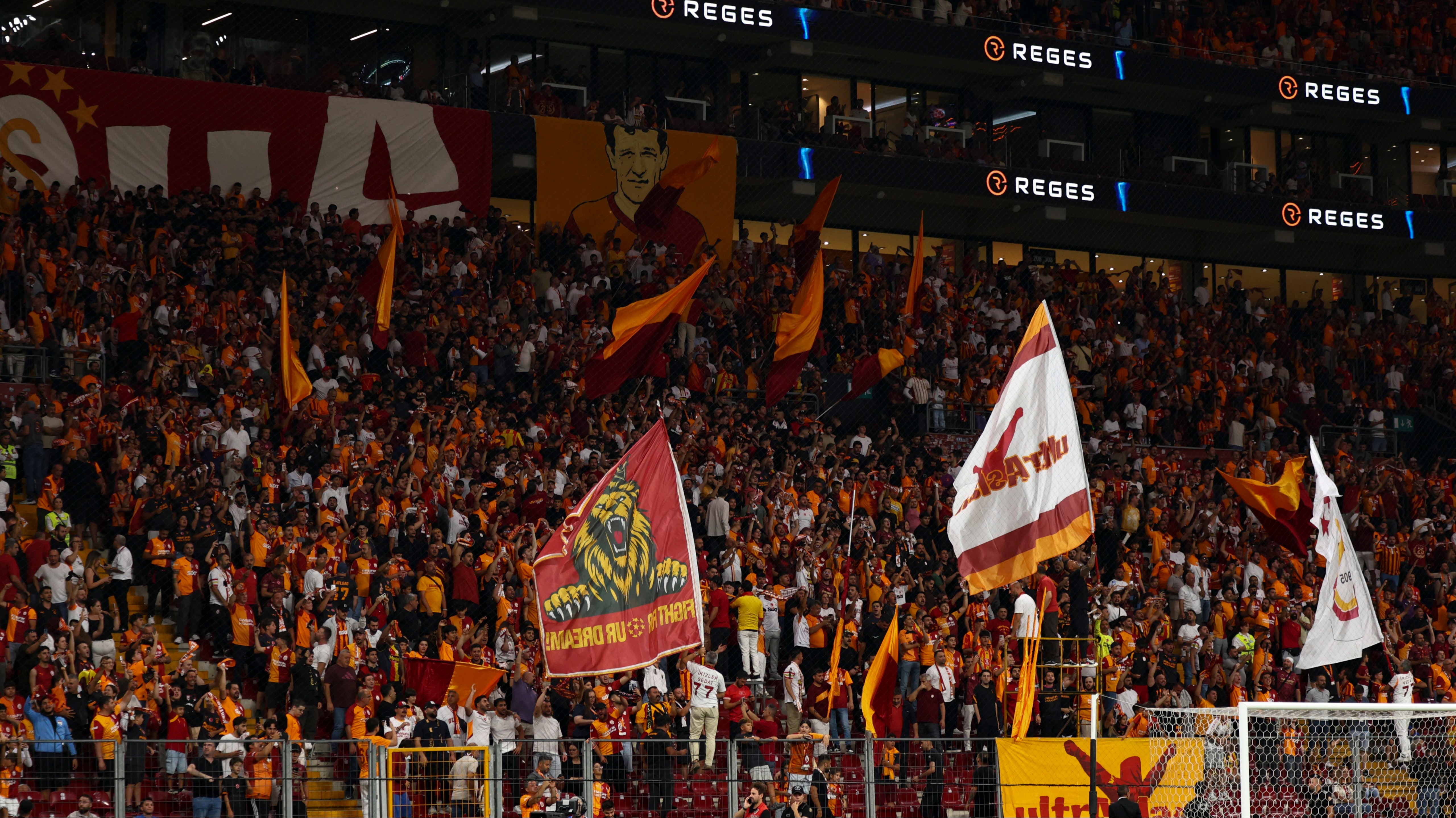 Galatasaray'ın Çorum FK'yı ağırladığı maçta sarı-kırmızılı taraftarlar yönetime tepki gösterdi.