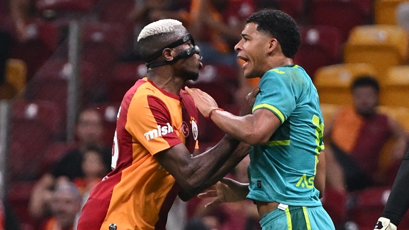 Galatasaray'ın Villarreal'i ağırladığı maçta Victor Osimhen, sinirlerine hakim olamadı.