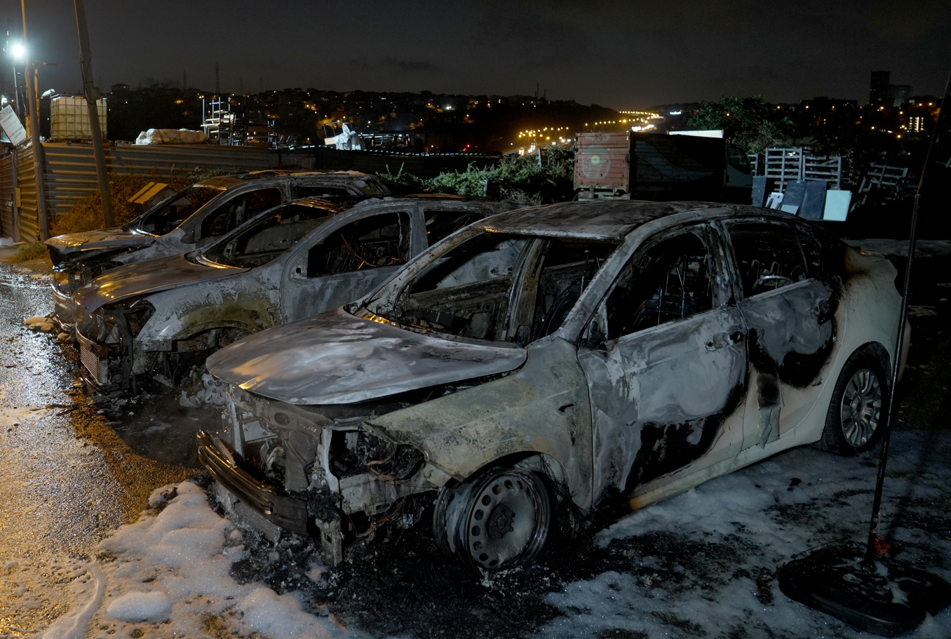Avcılar'da bir otomobil galerisinde çıkan yangında 3 araç yanarak kullanılamaz