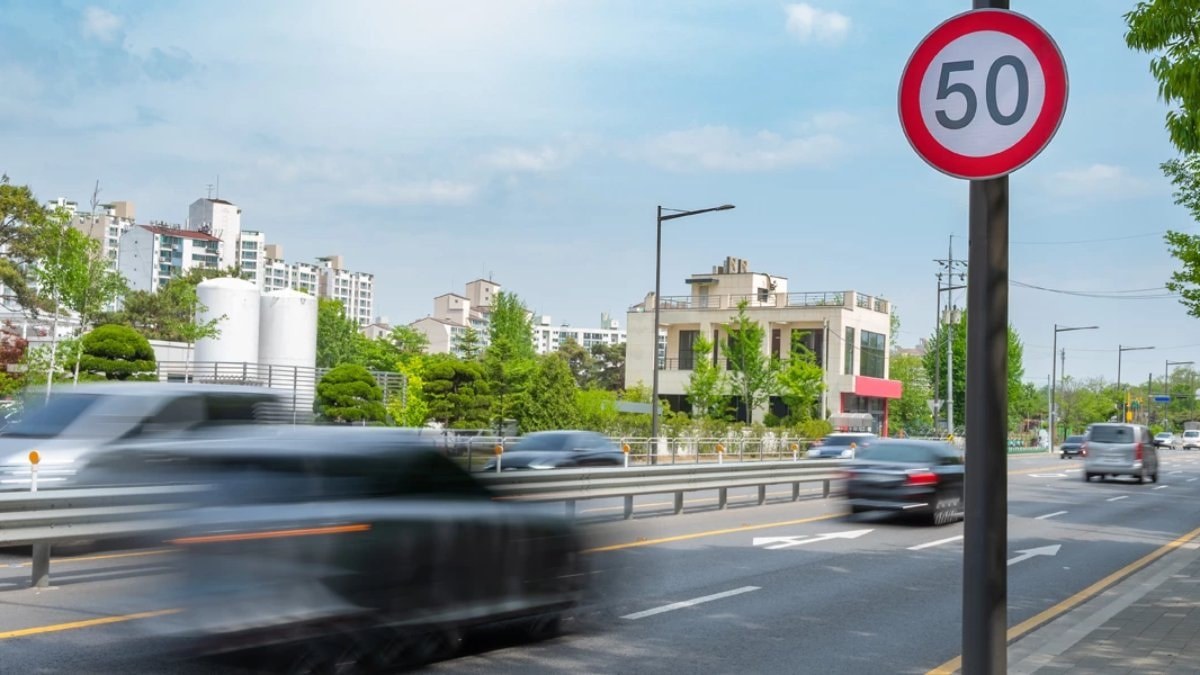 Modern otomobillerde halihazırda bulunan coğrafi sınırlama teknolojisi sayesinde gelecekte, araçların