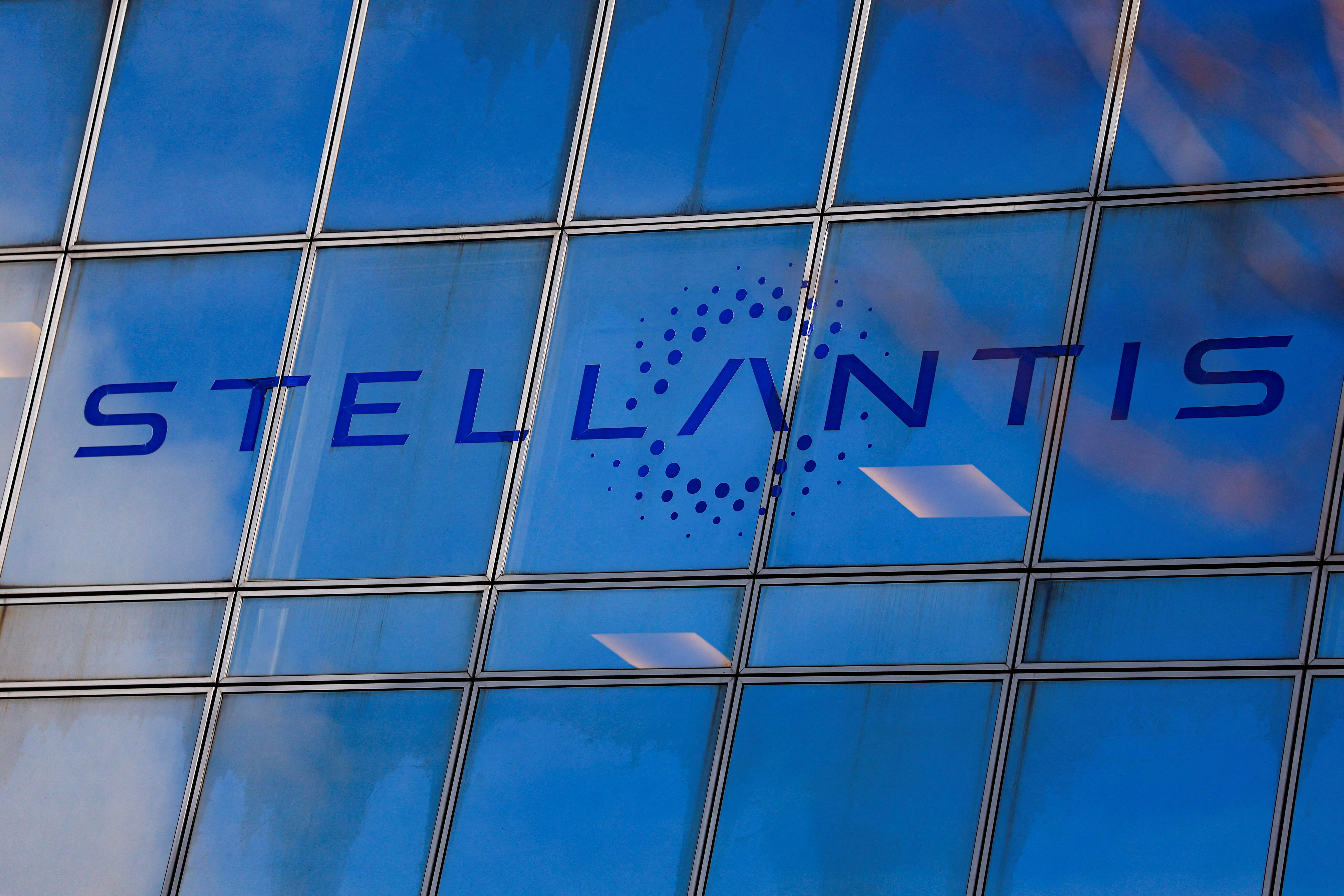 Stellantis, geri görüş kamerasının düzgün çalışmasını engelleyebilecek yazılım sorunu nedeniyle