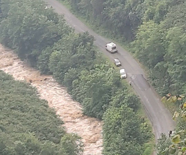 Giresun'da bir anne ve iki kızı sele kapılıp kayboldu. Annesi